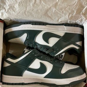 Nike dunk low Michigan green